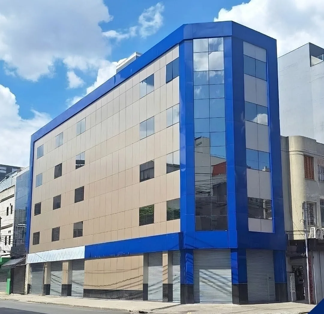 Edifício com fachada em ACM azul e pele de vidro, obra com fitas Fusion Tape
