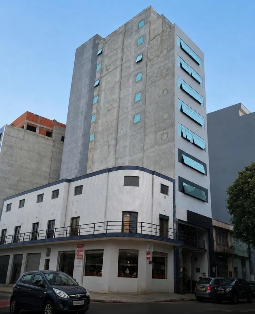 Edifício comercial com esquadrias de alumínio e vidro, obra com fitas Fusion Tape