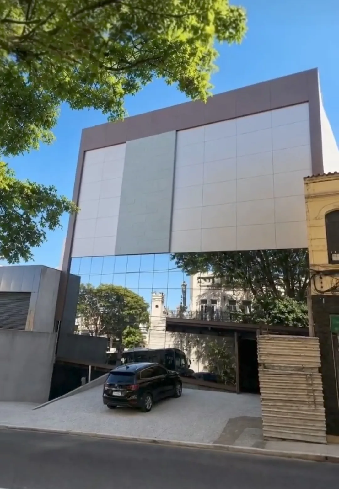 Fachada em ACM com pele de vidro no térreo, obra com fitas Fusion Tape